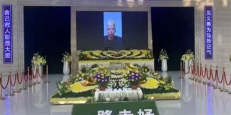 渭南殡仪馆告别仪式上被救者抱着蒋正全儿子失声痛哭：从此我们就是一家人_凤凰网视频_凤凰网