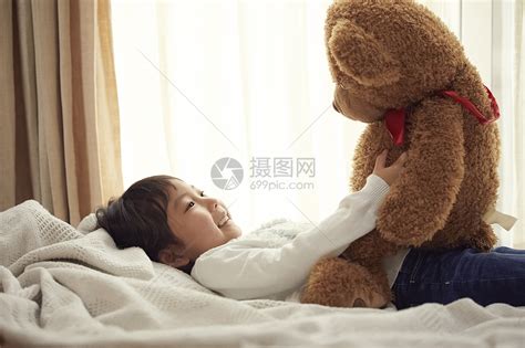 幼儿伙伴岁睡觉与一头大熊的女孩在床上高清图片下载-正版图片502272450-摄图网
