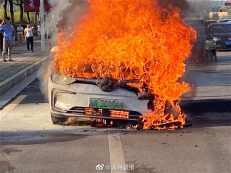 突发：北京一辆北汽新能源EU400充电时自燃_车家号_发现车生活_汽车之家