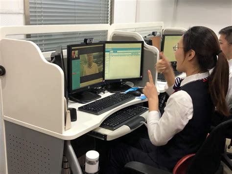 用手语“接听”电话！“12345”今起对上海7.2万听障人士开通手语视频服务__凤凰网