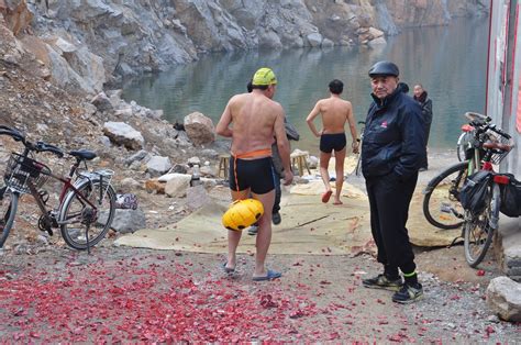 河南农民炸山取石挖出天坑 水面300米方圆水深30米游泳者络绎不绝|天坑|游泳者|河南_新浪新闻