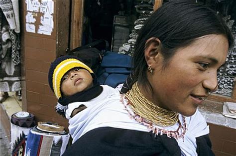 《厄瓜多尔巴尼奥斯卖大蒜和豌豆的女人》高清摄影大图-千库网