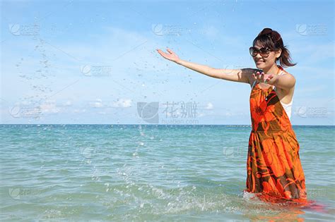 小女孩等待在海里冲浪高清图片下载-正版图片506977786-摄图网