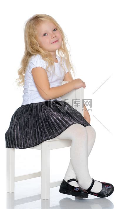 小女孩坐在凳子上高清摄影大图-千库网