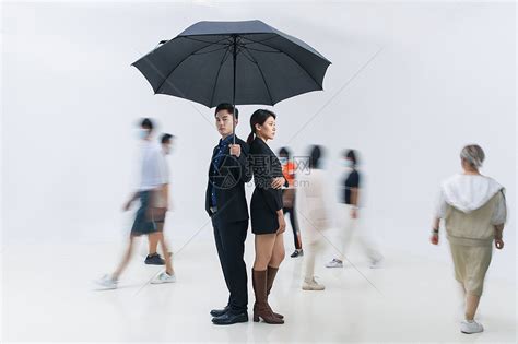 拿着雨伞的商务男女站在人群中高清图片下载-正版图片507657111-摄图网
