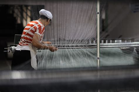 正在纺织的女工人高清图片下载_红动中国