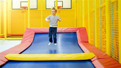 快乐的孩子们跳上充气蹦床高清图片下载-正版图片504574511-摄图网