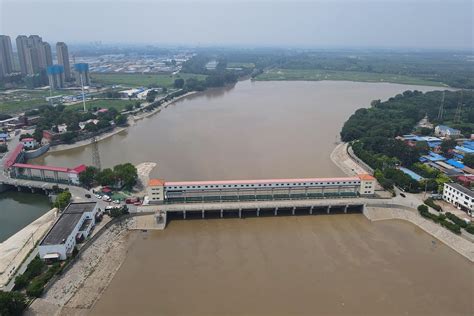 郑州水灾下没啥可以幸免，货车在洪水中也无能为力|郑州市|洪水_新浪新闻