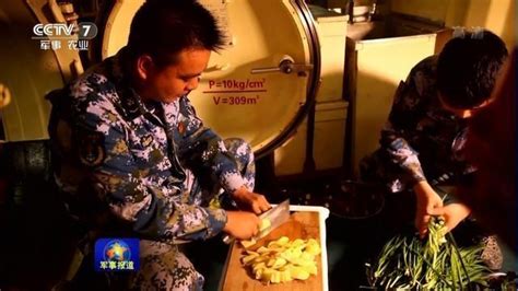 解放军伙食：6菜1汤加水果 飞行员潜艇兵吃得最好_手机凤凰网