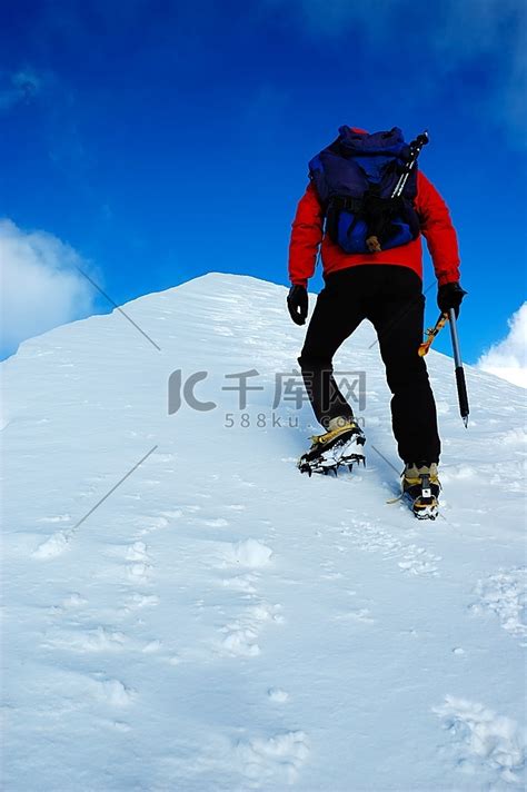 一个孤独的攀登者到达山顶高清摄影大图-千库网