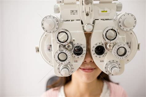 女在眼镜中看眼透视器确定高清图片下载-正版图片503366105-摄图网