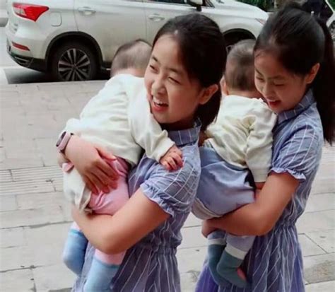 双胞胎姐姐抱着双胞胎弟弟，脸上洋溢着笑容，网友：太幸福了