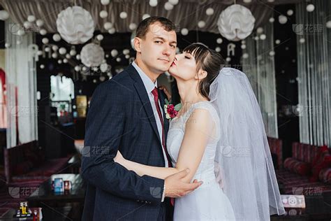 结婚当天，新娘挽着新郎入场，这样的婚礼才叫梦幻婚礼！_腾讯视频