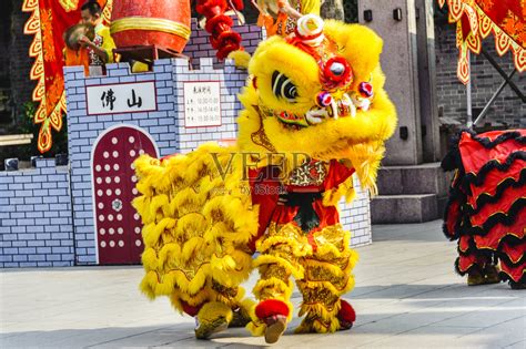 中国广东省佛山市祖庙景区的舞狮表演照片摄影图片_ID:427471346-Veer图库