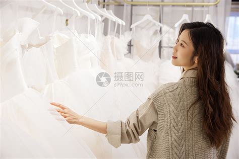 婚纱店挑选婚纱的女性高清图片下载-正版图片502354177-摄图网