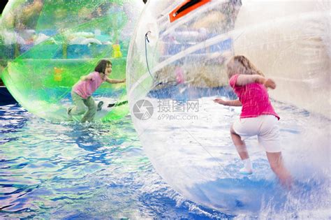 两个年轻女孩在漂浮水高清图片下载-正版图片505059251-摄图网