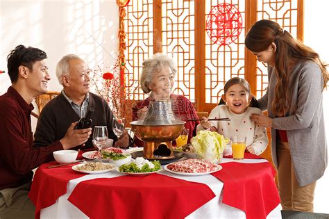 幸福的东方家庭准备过年吃团圆饭高清图片下载-正版图片507642565-摄图网