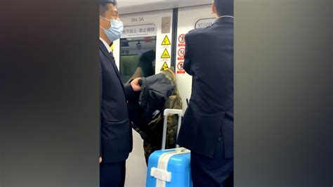 男子外套被地铁车门夹住，女友：多坐了几站，工作人员帮取下_手机新浪网