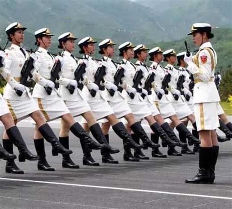 丝袜是各国女兵必备，为何越南女兵最爱白丝，网友：换个颜色吧！|女兵|丝袜|阅兵_新浪新闻