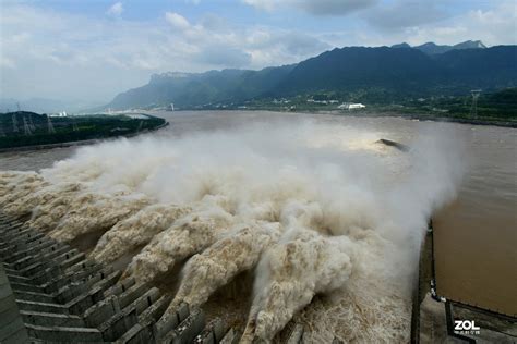 今年最大洪峰来了！三峡七孔泄洪场面壮观