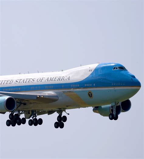 外媒：特朗普乘坐“空军一号” 差点被无人机撞上_手机新浪网