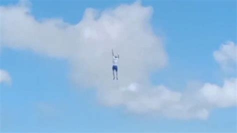 惊险！男子放巨型风筝，瞬间被带飞悬在半空_凤凰网视频_凤凰网