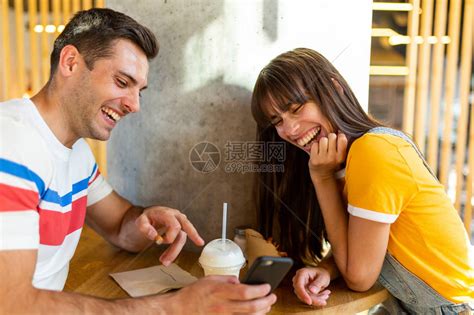 快乐的男朋友和女朋友在咖啡馆吃着食物高清图片下载-正版图片503949751-摄图网