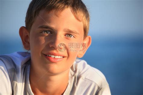 对着海微笑的少年男孩高清图片下载-正版图片504692968-摄图网