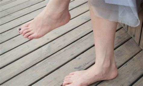 女人脚在沙滩上高清图片下载-正版图片304883748-摄图网