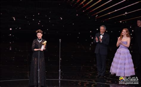 杨紫琼出席在杜比剧院举行的第95届奥斯卡金像奖颁奖礼