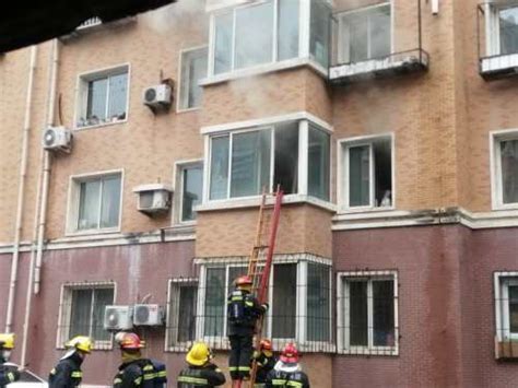 沈阳市铁西区一住宅楼突发火灾，致一男子坠楼受伤