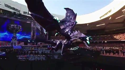 英雄联盟S7全球总决赛开幕式，鸟巢上空惊现远古巨龙！