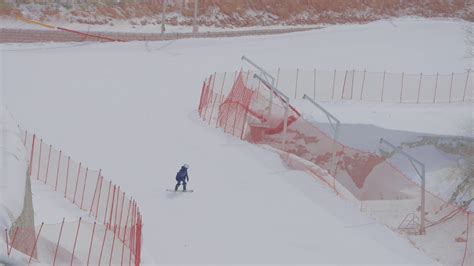 山上有滑雪棚的年轻女子图片-站立在雪地上的滑雪人素材-高清图片-摄影照片-寻图免费打包下载