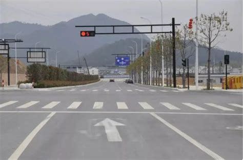 通过路口一定要减速，无信号灯的路口记得要让右！
