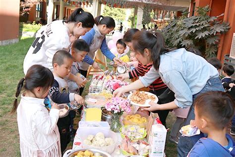 浙江一幼儿园开美食课，孩子们给自己做点心吃_淘宝吃货-梨视频官网-Pear Video