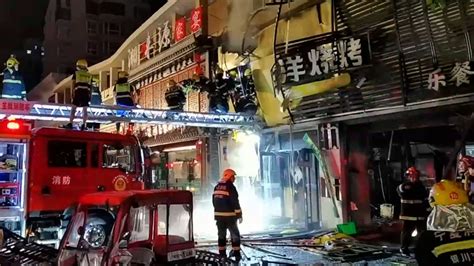 宁夏银川一烧烤店燃气爆炸现场楼层间楼梯被炸毁已发现搜救38人_腾讯视频