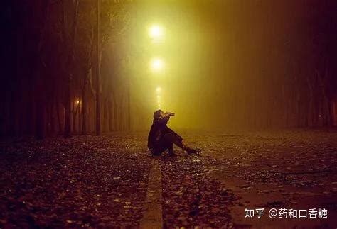 一个人在雨中孤独无助的图片，在风雨中孤独凄凉的图片-528时尚网