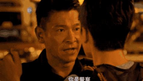浙江游客偶遇香港警察 询问能否拍个视频，阿Sir立刻站定 微笑配合_凤凰网视频_凤凰网