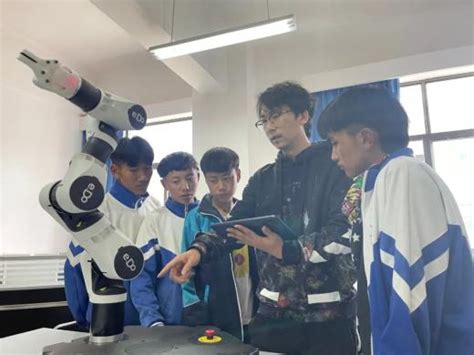 教育援藏 | 日喀则市首例！来自上海的智能机器人助力日喀则职教课程智能化转型_澎湃号·政务_澎湃新闻-The Paper