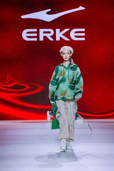 代斯身着鸿星尔克风衣，出席鸿星尔克中国国际时装周星创发布大秀