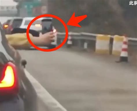 行车记录仪实拍：高速堵车，前车下来一位女子，网友：看不起她_腾讯视频