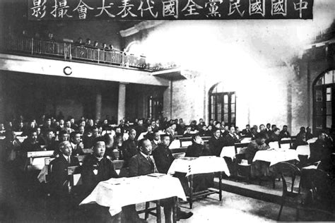 1954年9月第一届全国人大第一次会议在北京召开，由此建立的人民代表大会制度成为我国的根本政治制度。以-