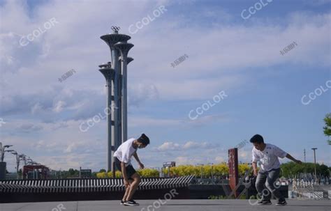 场景类：疫情中复苏的北京，跑酷爱好者在奥林匹克塔前跳跃-卡乐图片