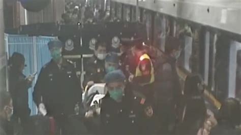 上海地铁一31岁男子突发心梗昏迷，幸得现场及时抢救_凤凰网视频_凤凰网