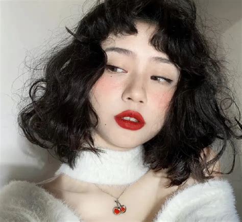 复古风小卷发短发女生头像