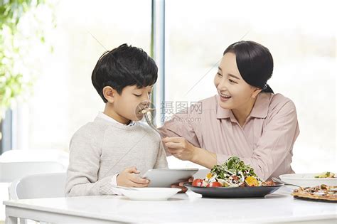 母子一起去餐馆吃大餐高清图片下载-正版图片502153171-摄图网
