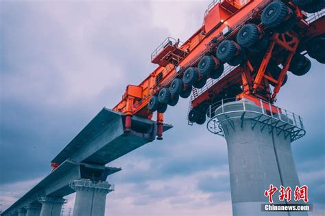 世界首台千吨级架桥机“昆仑号”在福厦高铁开启海上铺架