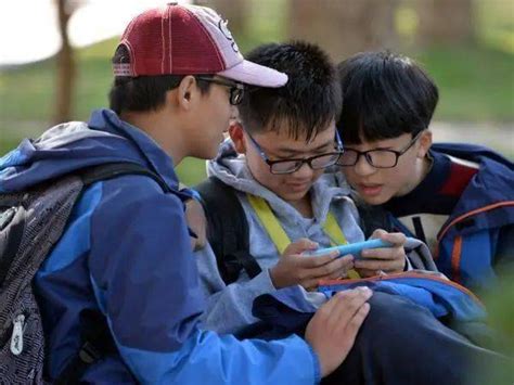 中小学生能带着手机去上学吗？有学校说：可以 河南日报网-河南日报官方网站