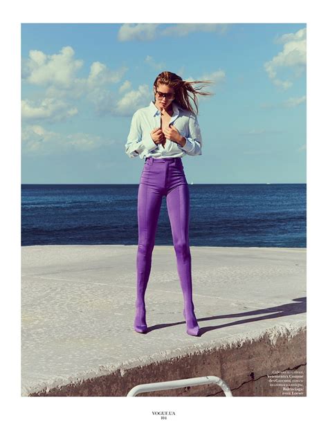 杜晨・科洛斯-Vogue乌克兰2017年6月封面-荷兰模特身穿Dolce＆Gabbana外套，耳戴意大利品牌耳环，美诱十足-欧莱凯设计网