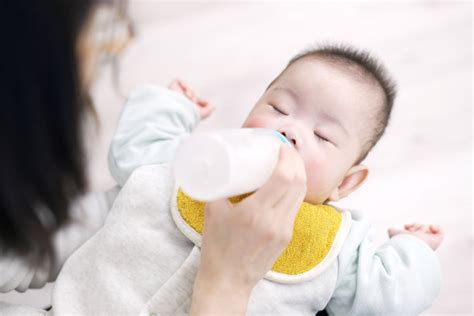 婴儿喝奶 摄影图片_婴儿喝奶 摄影图片下载_正版高清图片库-Veer图库
